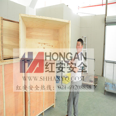 工程師準備裝箱大踏板不銹鋼復(fù)合式洗眼器